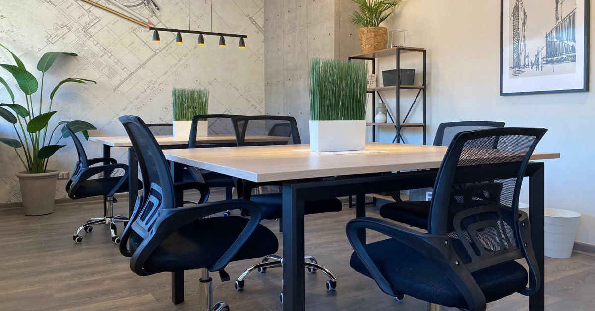 Sala de reuniones con mobiliario moderno en oficina piloto